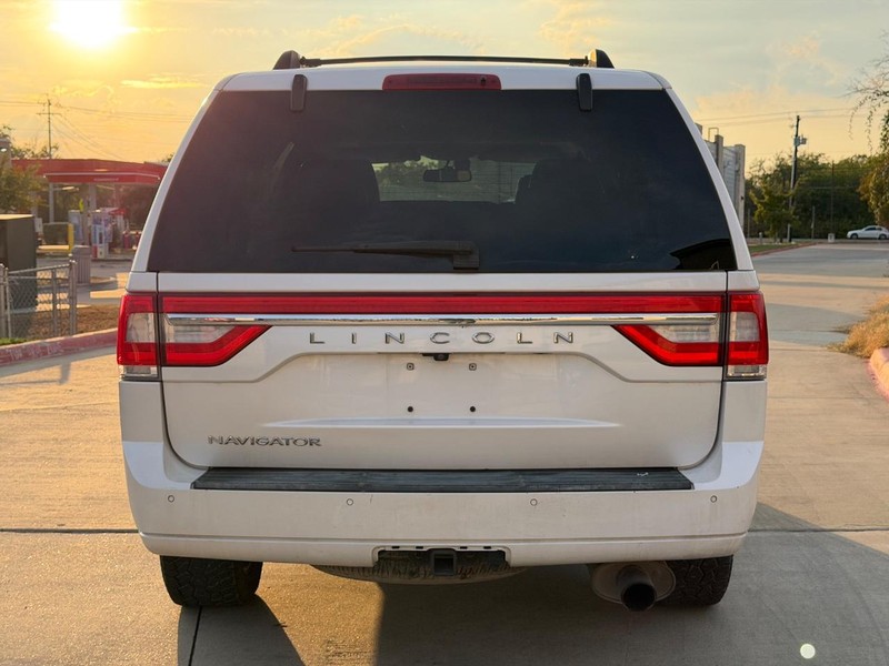 Lincoln Navigator Vehicle Full-screen Gallery Image 05