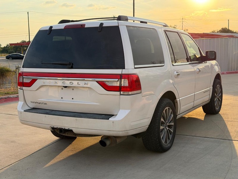 Lincoln Navigator Vehicle Full-screen Gallery Image 06