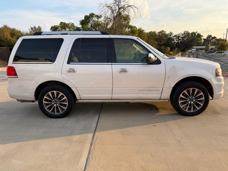 Lincoln Navigator Vehicle Full-screen Gallery Image 07