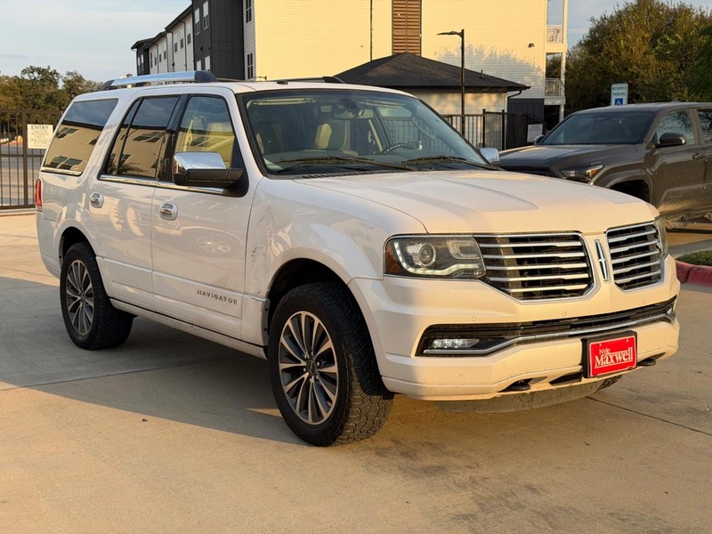 Lincoln Navigator Vehicle Full-screen Gallery Image 08