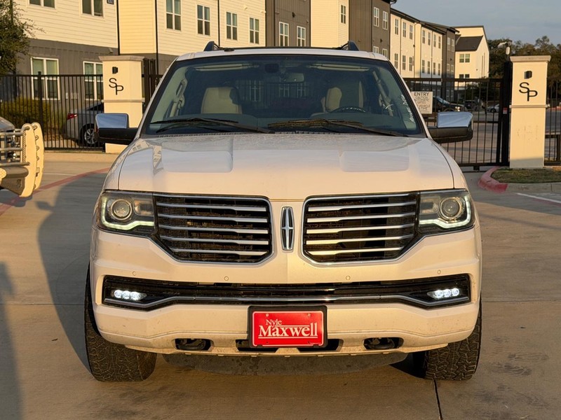 Lincoln Navigator Vehicle Full-screen Gallery Image 09