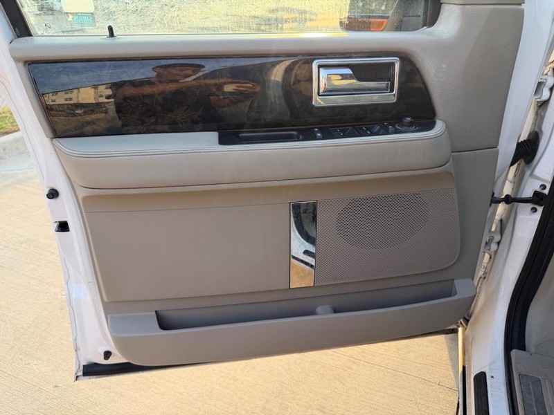 Lincoln Navigator Vehicle Full-screen Gallery Image 10