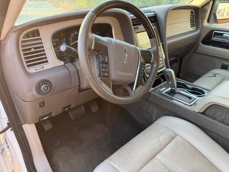 Lincoln Navigator Vehicle Full-screen Gallery Image 11