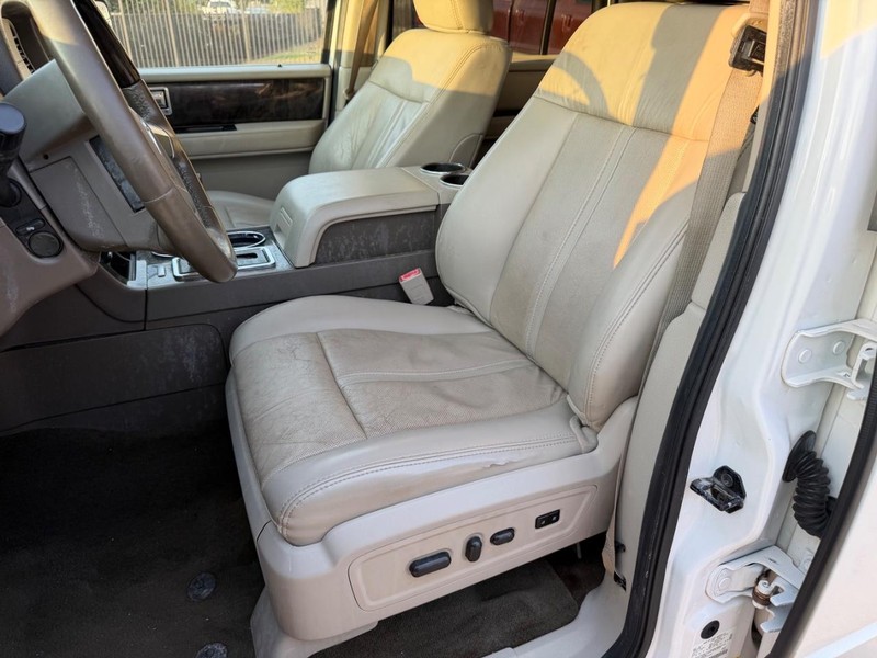 Lincoln Navigator Vehicle Full-screen Gallery Image 12