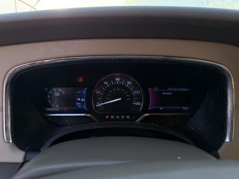 Lincoln Navigator Vehicle Full-screen Gallery Image 13