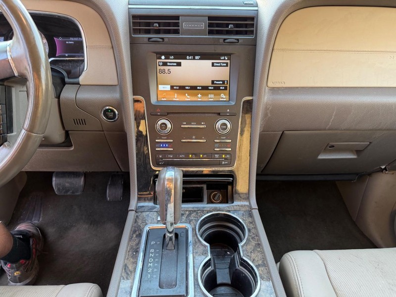 Lincoln Navigator Vehicle Full-screen Gallery Image 14