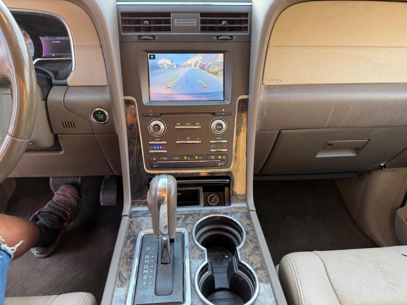 Lincoln Navigator Vehicle Full-screen Gallery Image 15