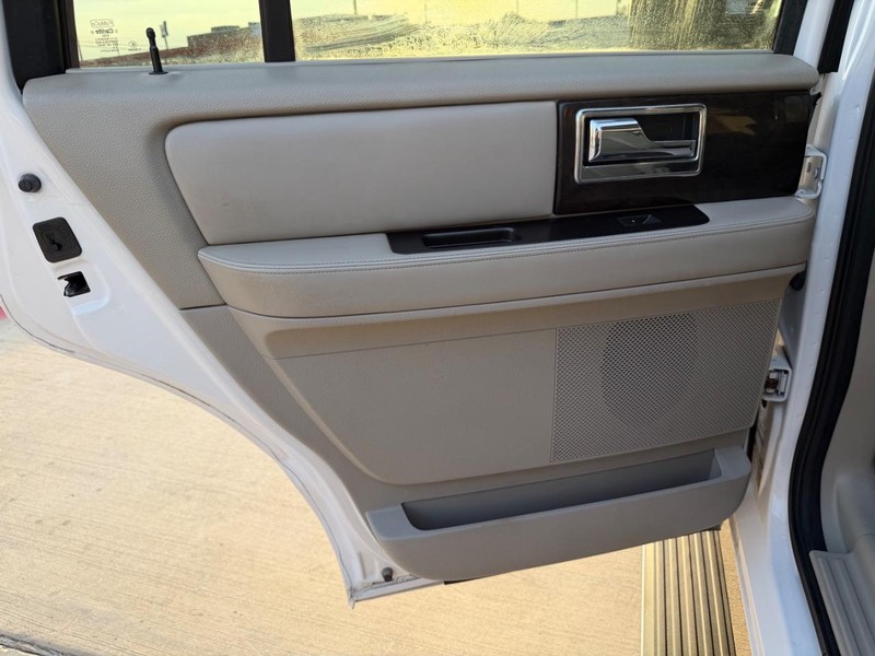 Lincoln Navigator Vehicle Full-screen Gallery Image 16