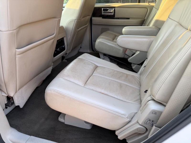 Lincoln Navigator Vehicle Full-screen Gallery Image 17