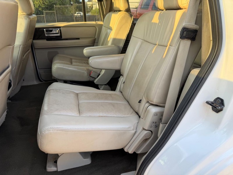 Lincoln Navigator Vehicle Full-screen Gallery Image 18