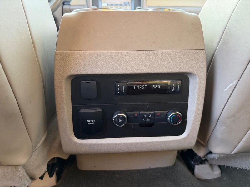 Lincoln Navigator Vehicle Full-screen Gallery Image 19