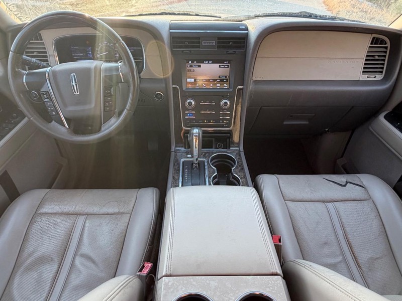 Lincoln Navigator Vehicle Full-screen Gallery Image 20