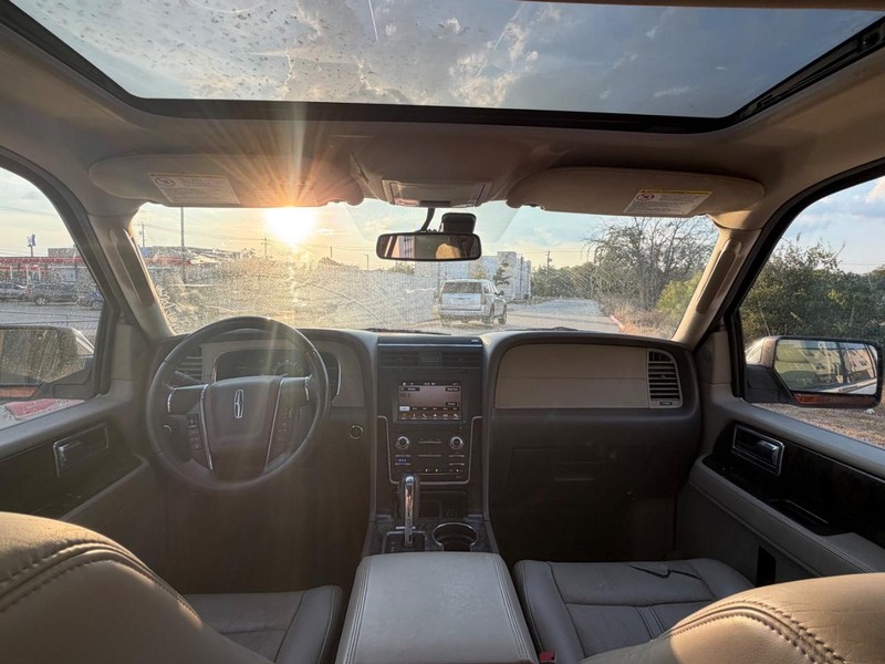 Lincoln Navigator Vehicle Full-screen Gallery Image 21