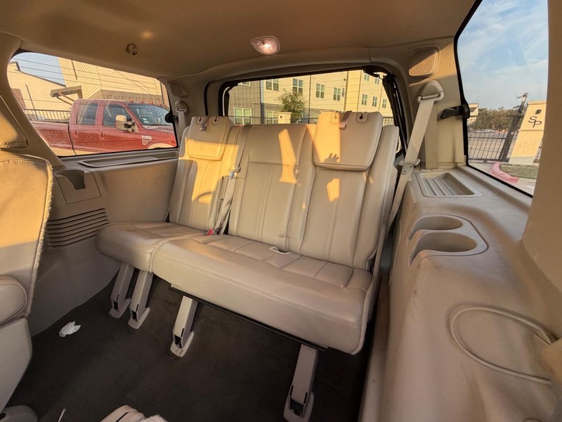 Lincoln Navigator Vehicle Full-screen Gallery Image 22