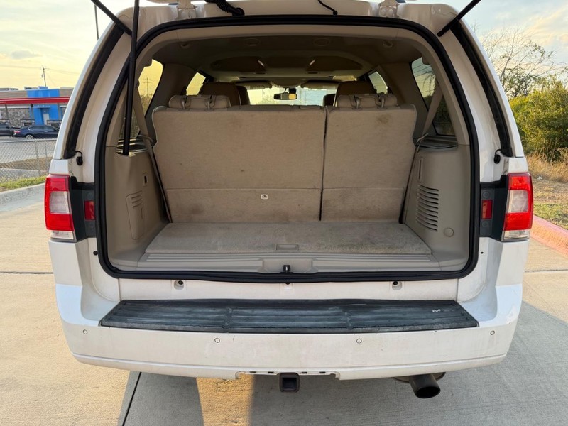 Lincoln Navigator Vehicle Full-screen Gallery Image 23