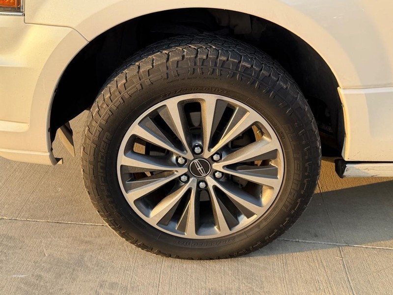 Lincoln Navigator Vehicle Full-screen Gallery Image 24