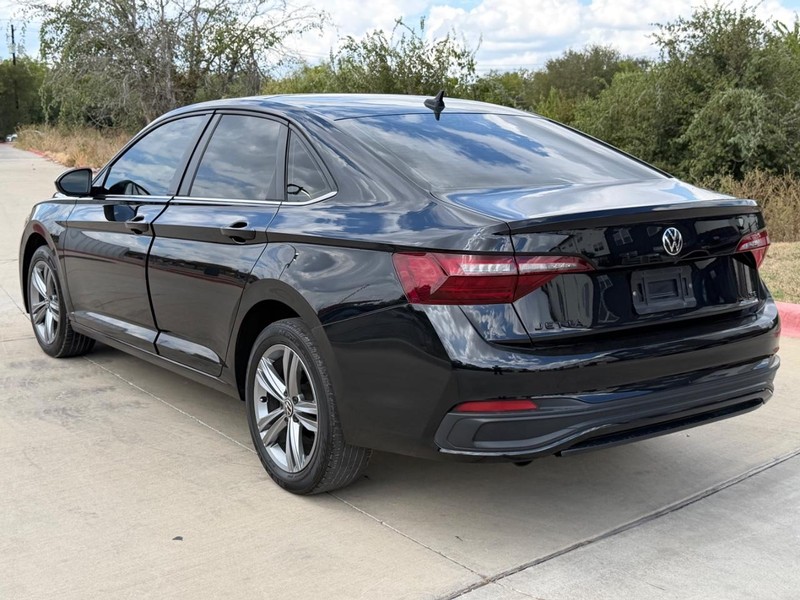 Volkswagen Jetta Vehicle Full-screen Gallery Image 04