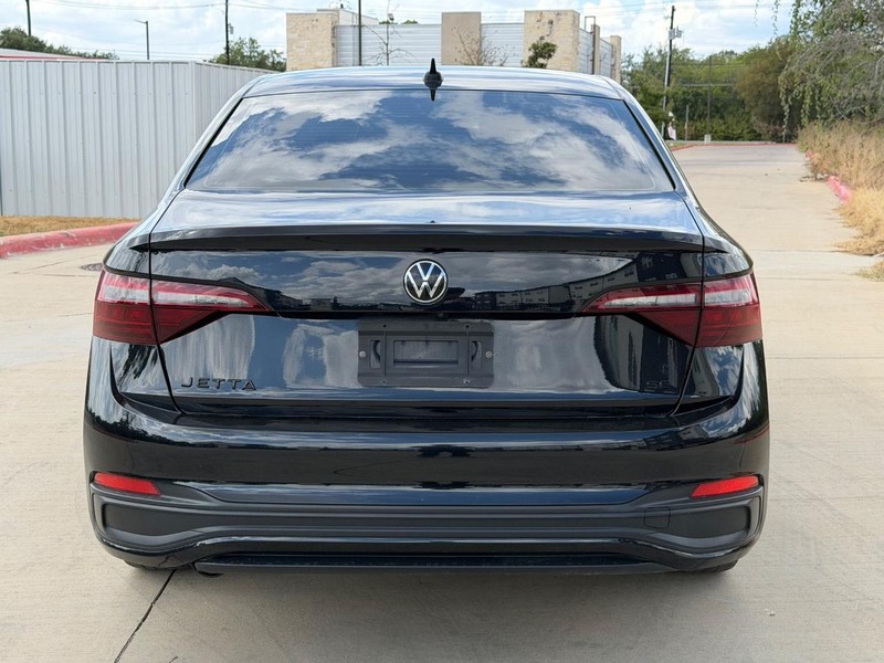 Volkswagen Jetta Vehicle Full-screen Gallery Image 05