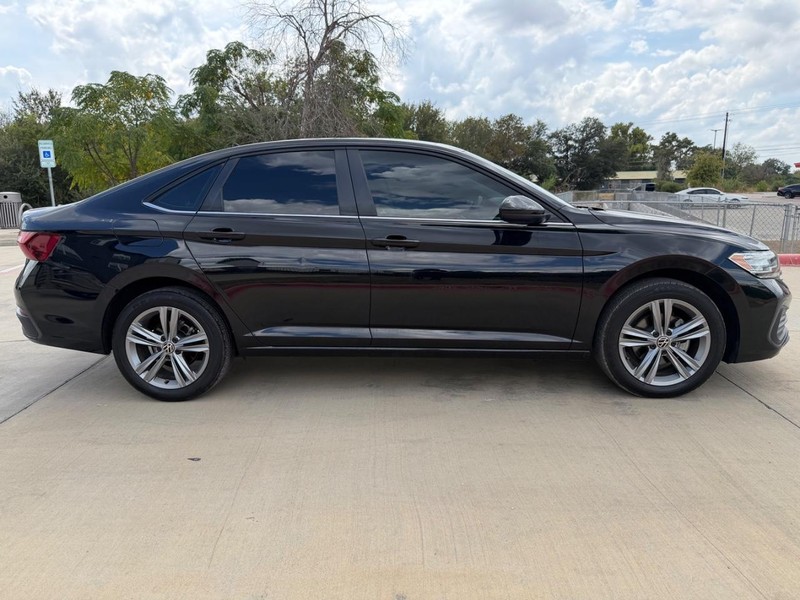 Volkswagen Jetta Vehicle Full-screen Gallery Image 07
