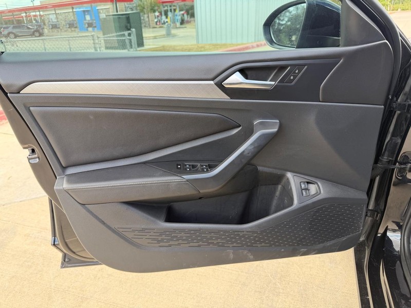 Volkswagen Jetta Vehicle Full-screen Gallery Image 10