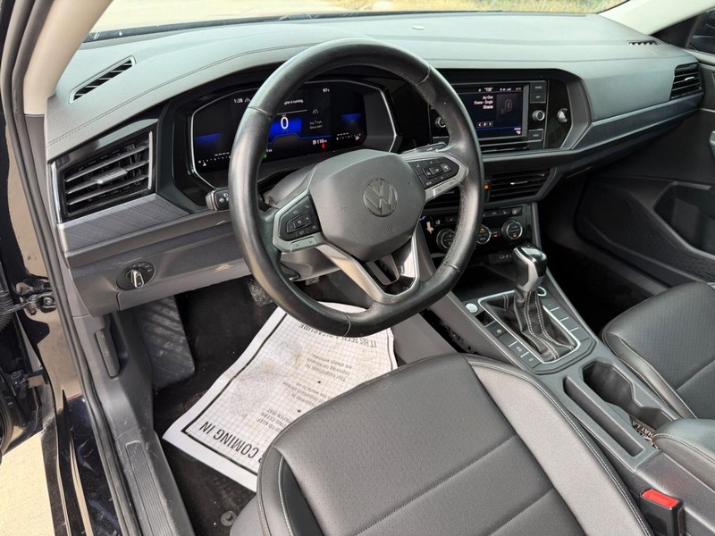Volkswagen Jetta Vehicle Full-screen Gallery Image 11