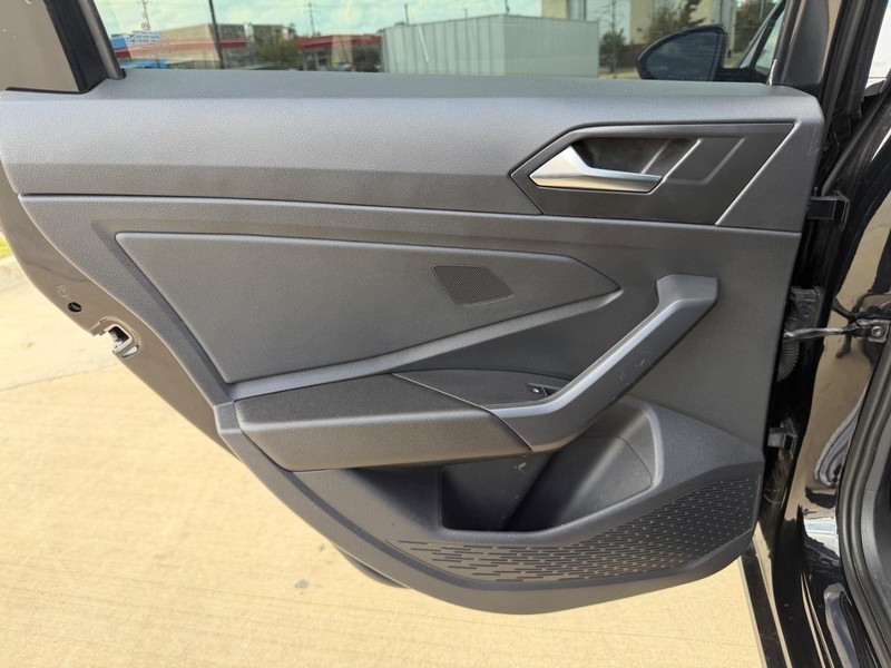 Volkswagen Jetta Vehicle Full-screen Gallery Image 16