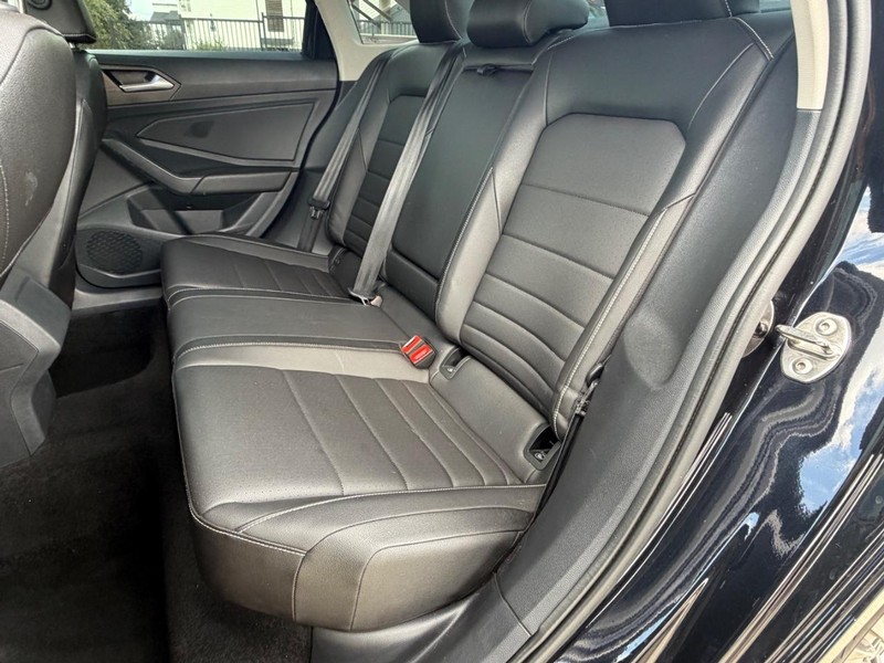 Volkswagen Jetta Vehicle Full-screen Gallery Image 18
