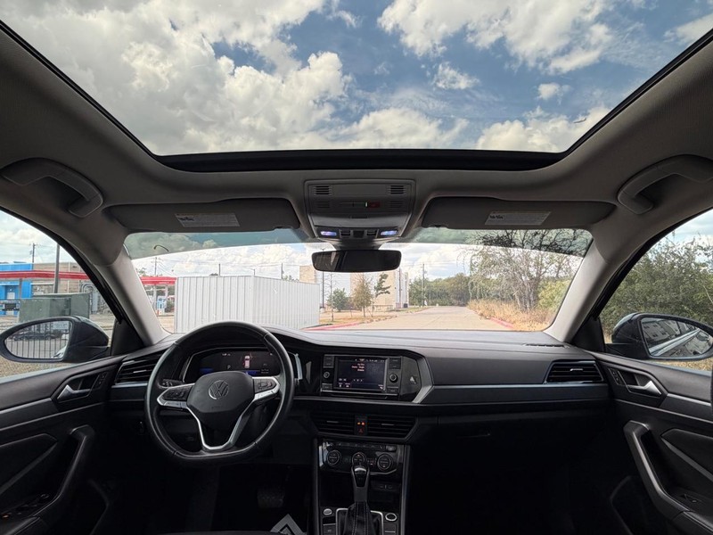 Volkswagen Jetta Vehicle Full-screen Gallery Image 20