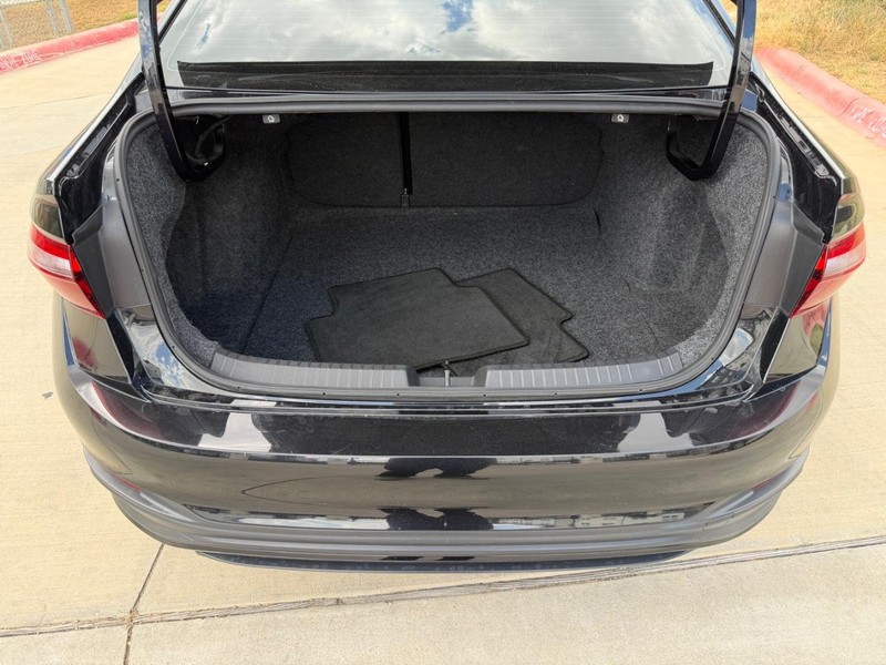 Volkswagen Jetta Vehicle Full-screen Gallery Image 21