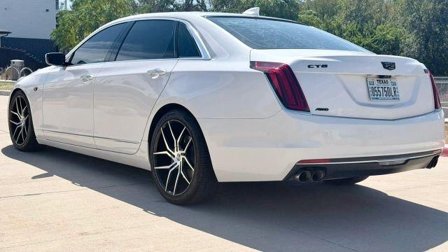 Cadillac CT6 Sedan Vehicle Full-screen Gallery Image 04