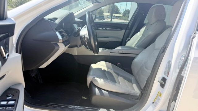 Cadillac CT6 Sedan Vehicle Full-screen Gallery Image 06