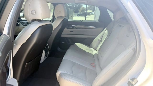 Cadillac CT6 Sedan Vehicle Full-screen Gallery Image 10