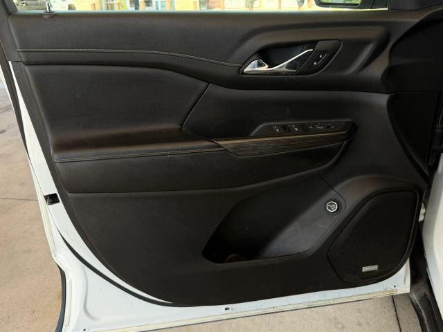 GMC Acadia Vehicle Full-screen Gallery Image 09