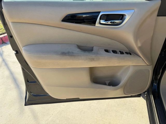 Nissan Pathfinder Vehicle Full-screen Gallery Image 10