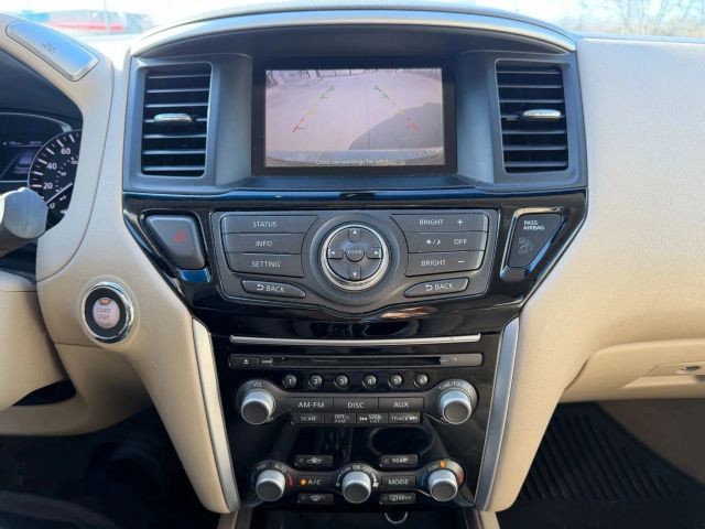 Nissan Pathfinder Vehicle Full-screen Gallery Image 14