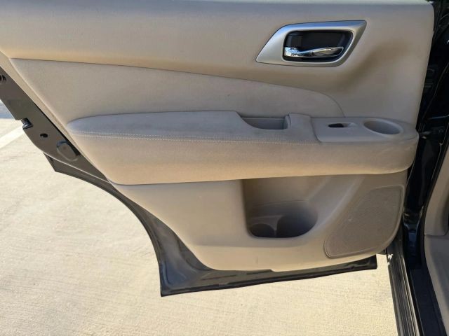 Nissan Pathfinder Vehicle Full-screen Gallery Image 15