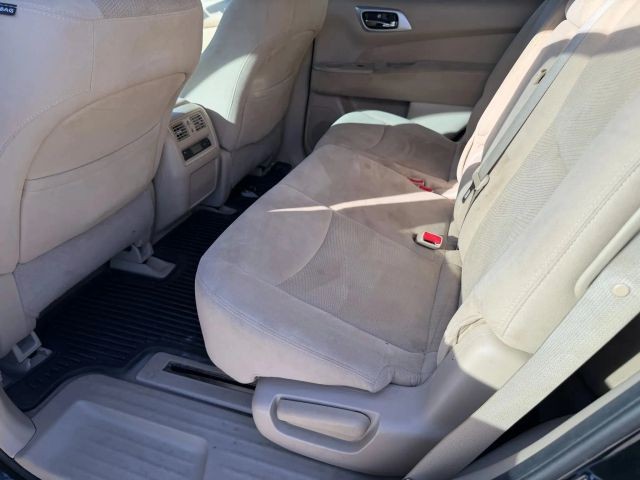 Nissan Pathfinder Vehicle Full-screen Gallery Image 16
