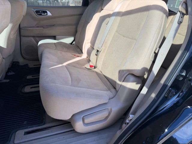 Nissan Pathfinder Vehicle Full-screen Gallery Image 17