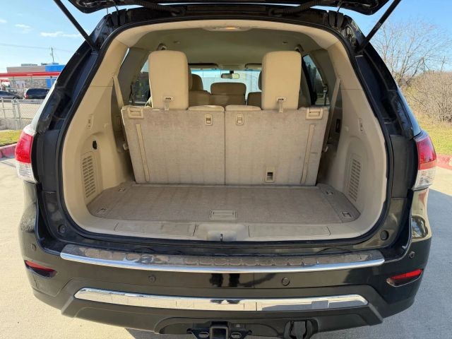 Nissan Pathfinder Vehicle Full-screen Gallery Image 21