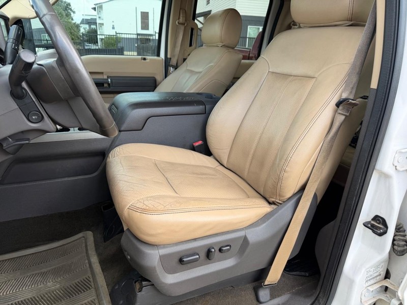 Ford Super Duty F-250 SRW Vehicle Full-screen Gallery Image 12