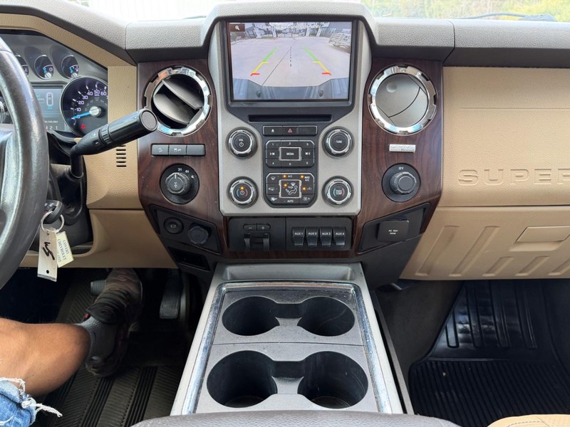 Ford Super Duty F-250 SRW Vehicle Full-screen Gallery Image 15
