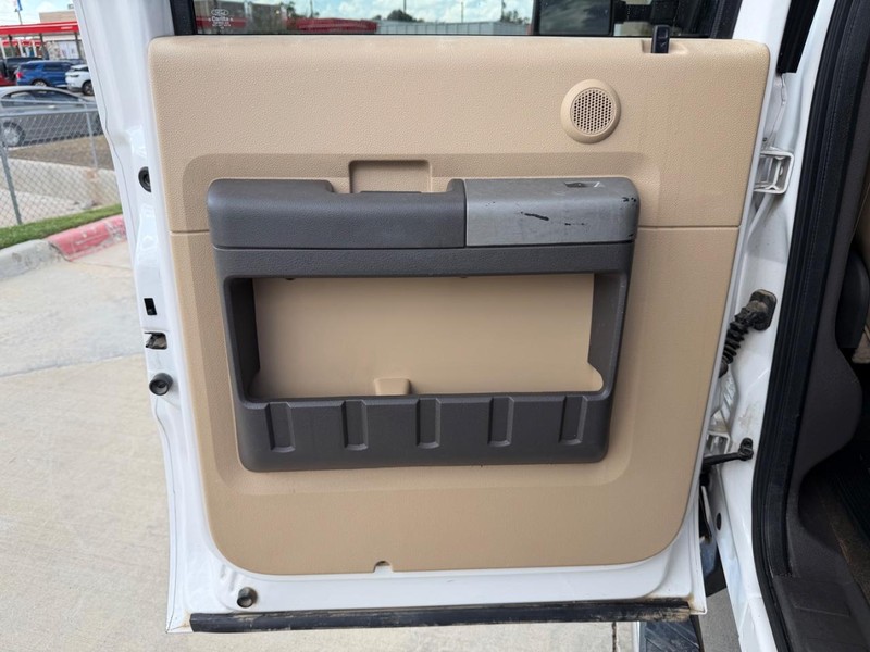 Ford Super Duty F-250 SRW Vehicle Full-screen Gallery Image 16