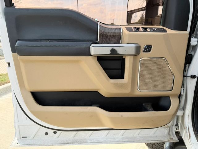 Ford Super Duty F-250 SRW Vehicle Full-screen Gallery Image 10