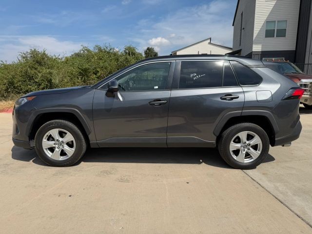 Toyota RAV4 Vehicle Full-screen Gallery Image 03