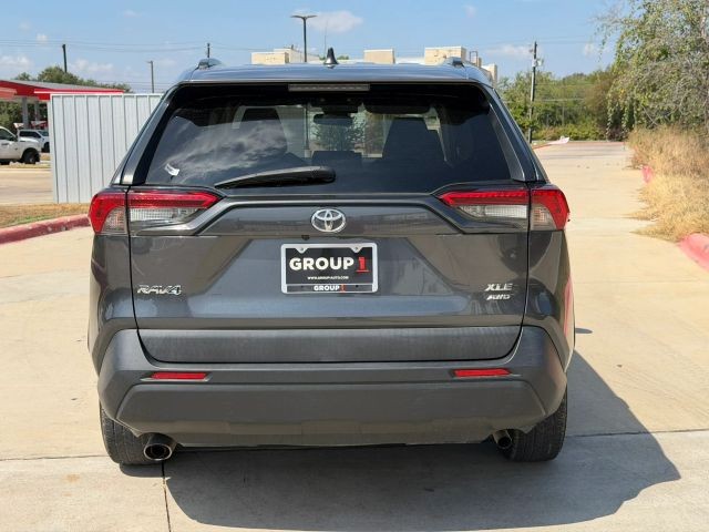 Toyota RAV4 Vehicle Full-screen Gallery Image 05