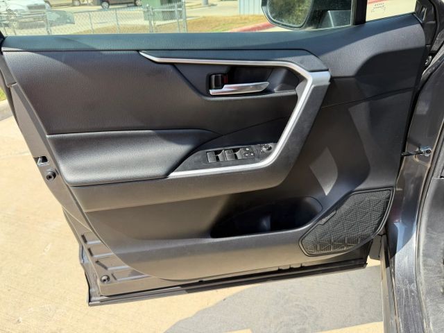 Toyota RAV4 Vehicle Full-screen Gallery Image 10