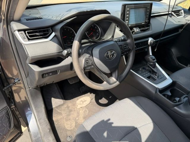 Toyota RAV4 Vehicle Full-screen Gallery Image 11