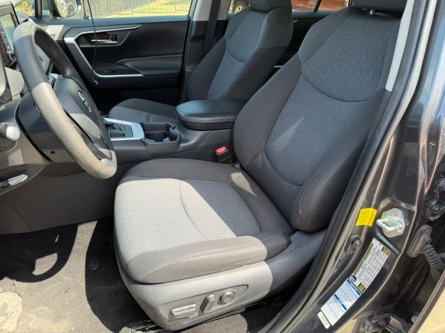 Toyota RAV4 Vehicle Full-screen Gallery Image 12