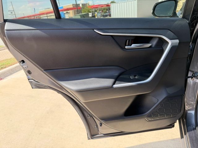Toyota RAV4 Vehicle Full-screen Gallery Image 16
