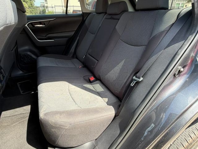 Toyota RAV4 Vehicle Full-screen Gallery Image 18